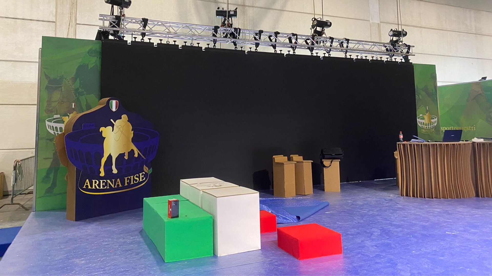 Palco con allestimenti in cartone fiera cavalli