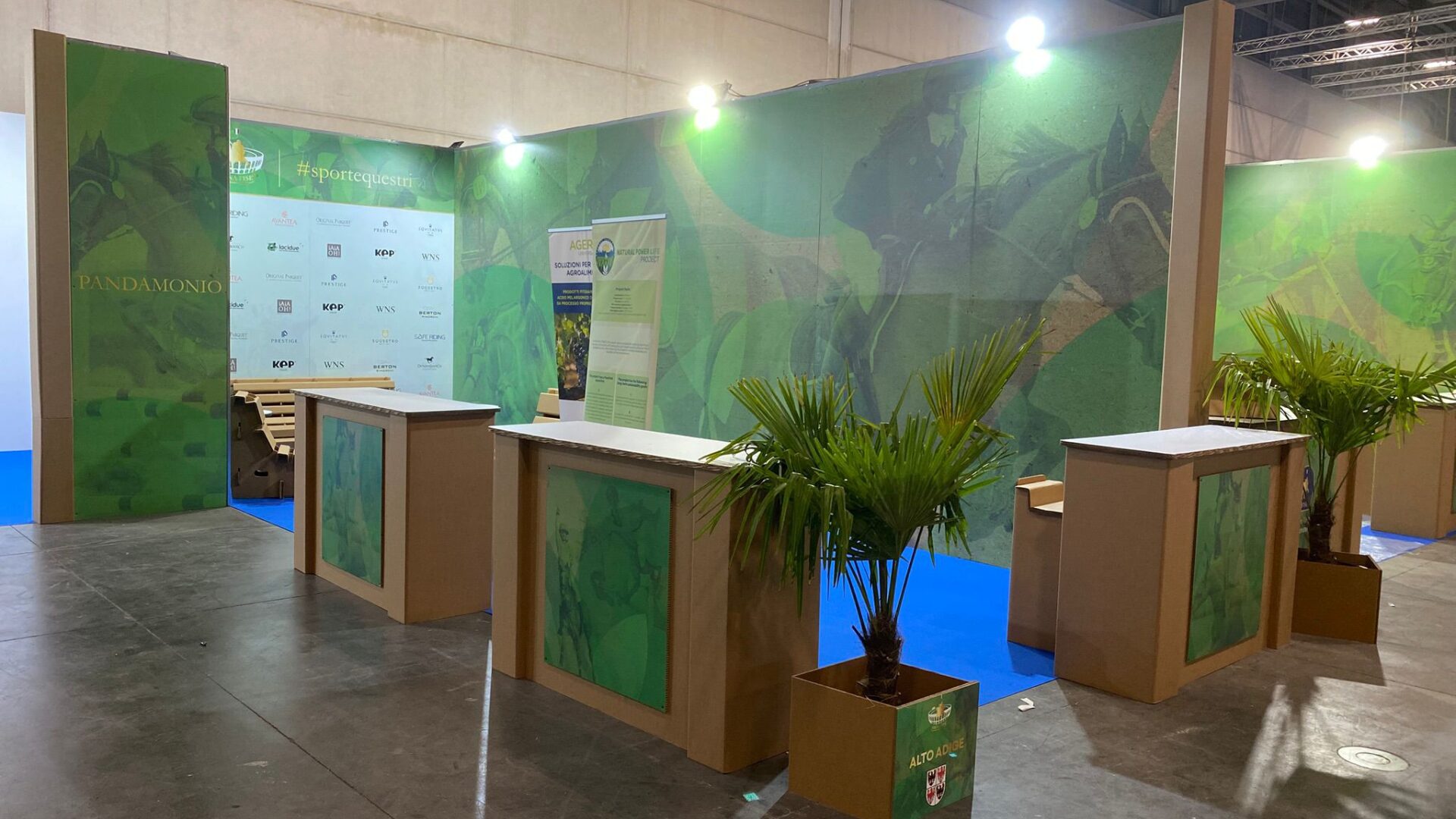 Stand cartone fiera cavalli